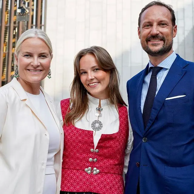 Ingrid de Noruega con sus padres