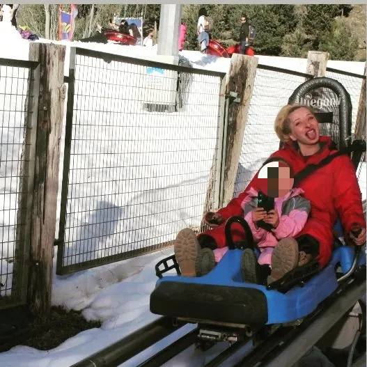 Rocío fue a conocer la nieve junto a su madre.