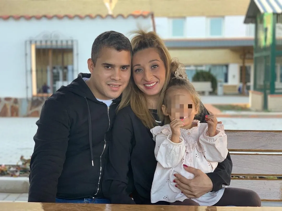 Imagen de la pareja, José Fernando y Michu, con la hija de ambos.