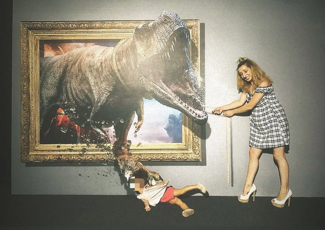 Divertida imagen de Michu y Rocío visitando una exposición sobre dinosaurios.