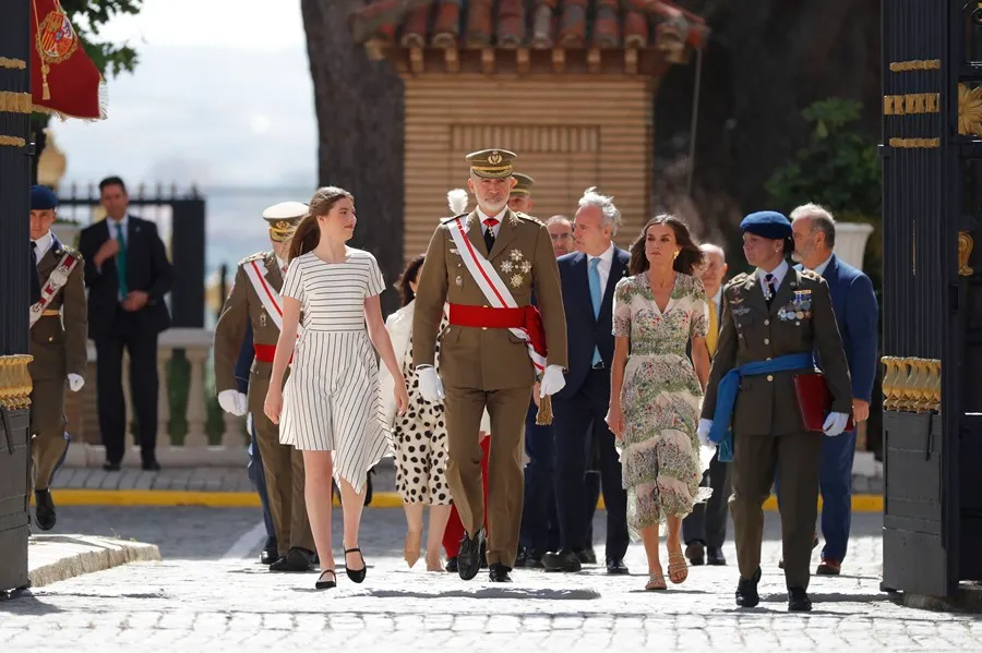 Los reyes, Felipe y Letizia, y la infanta Sofía a su llegada a la ceremonia. EFE/ Javier Cebollada