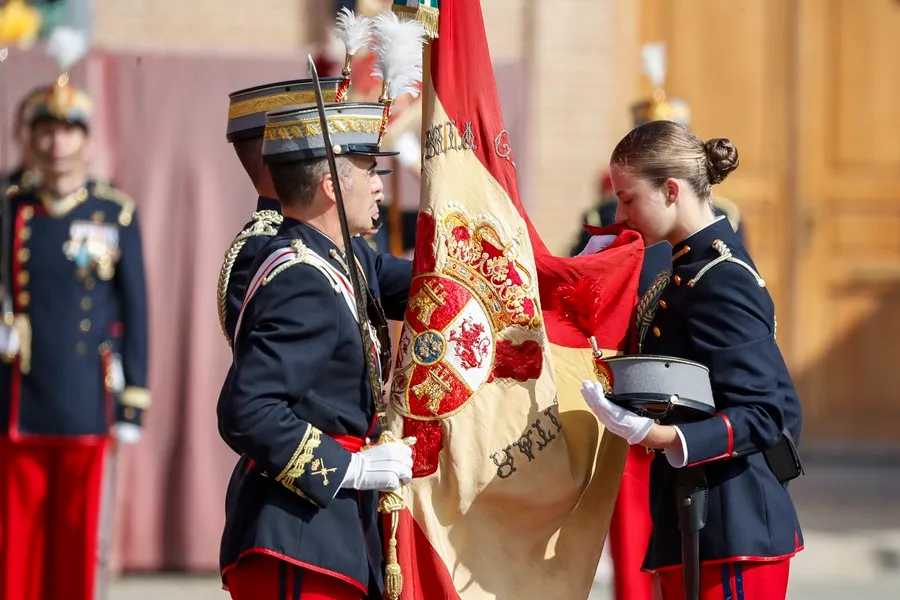 La princesa de Asturias juró bandera junto al resto de los cadetes de su curso, en una ceremonia oficial celebrada en la Academia Militar de Zaragoza, presidida por su padre, el rey Felipe VI. EFE/Javier Cebollada