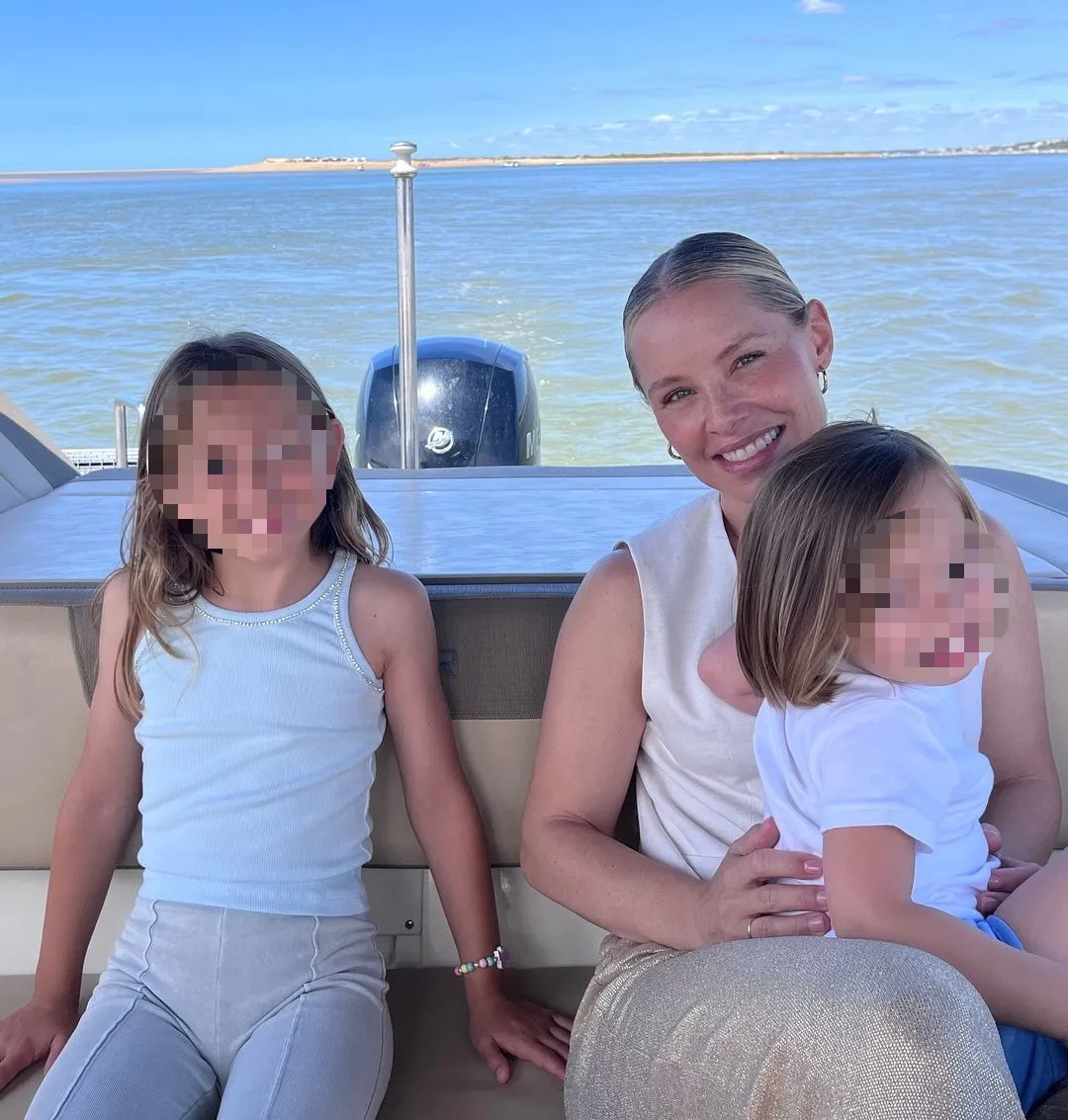 La cantante junto a sus dos hijas.