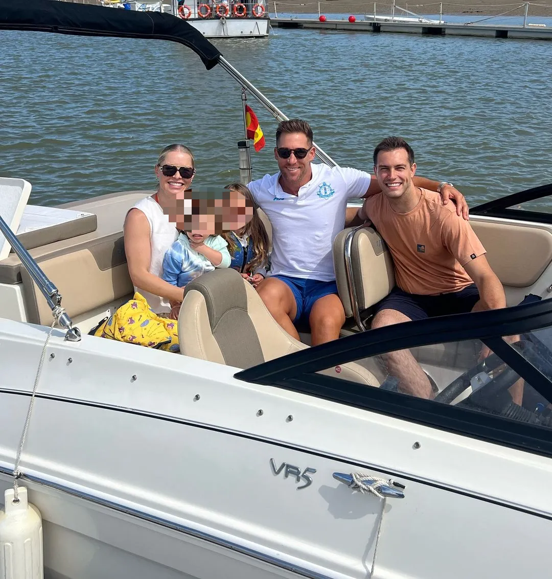 La familia al completo realizo un tranquilo paseo en barco durante su estancia en Huelva.