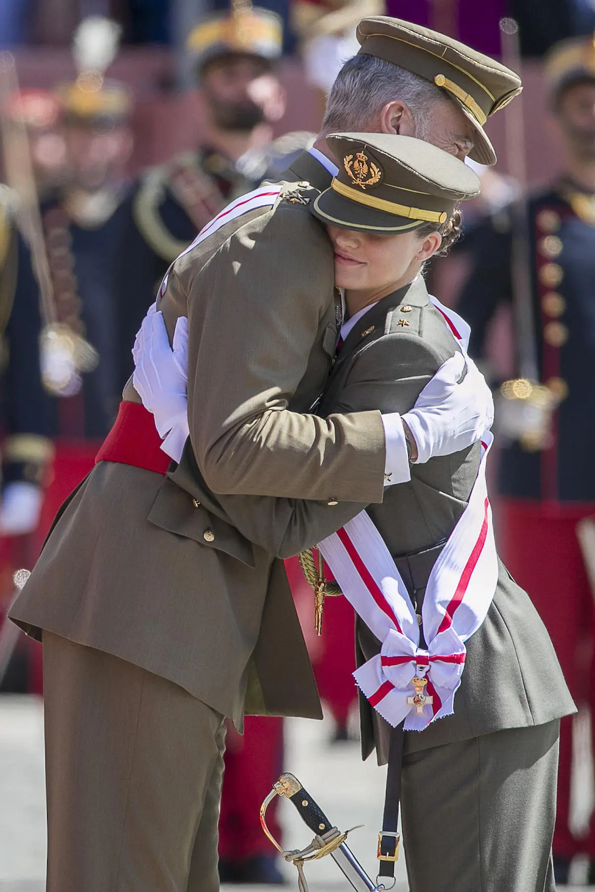 Leonor y Felipe abrazándose