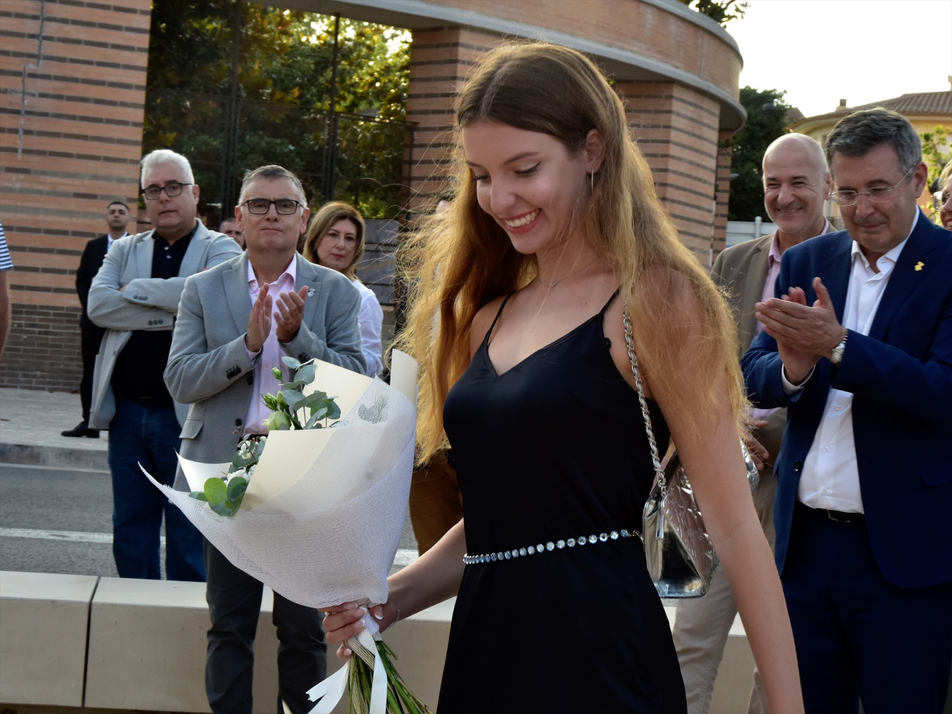 Carmen Thyssen recibe el 'Ramo de la Giganta' en el acto previo a la inauguración de la exposición en la que ha sustituido a su madre.