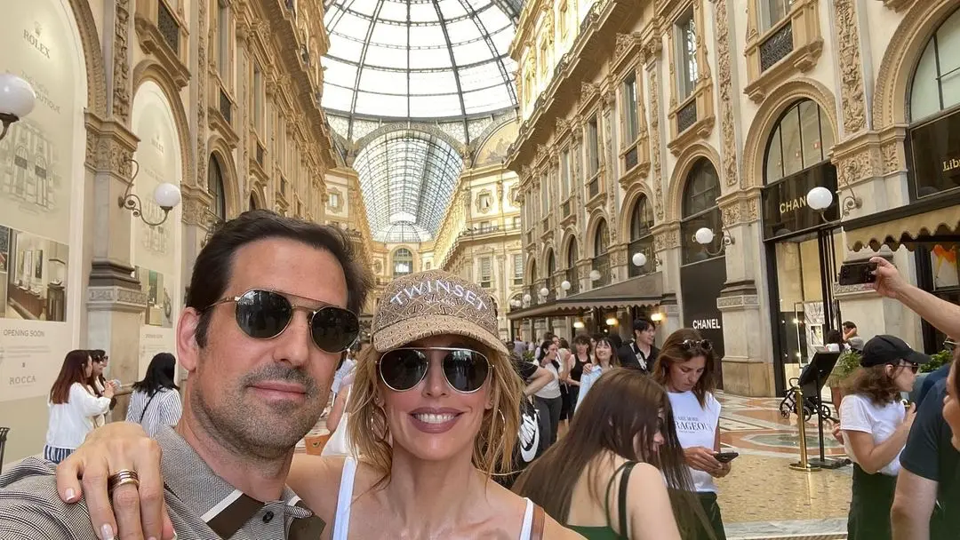 Emma García con su marido en Milán.