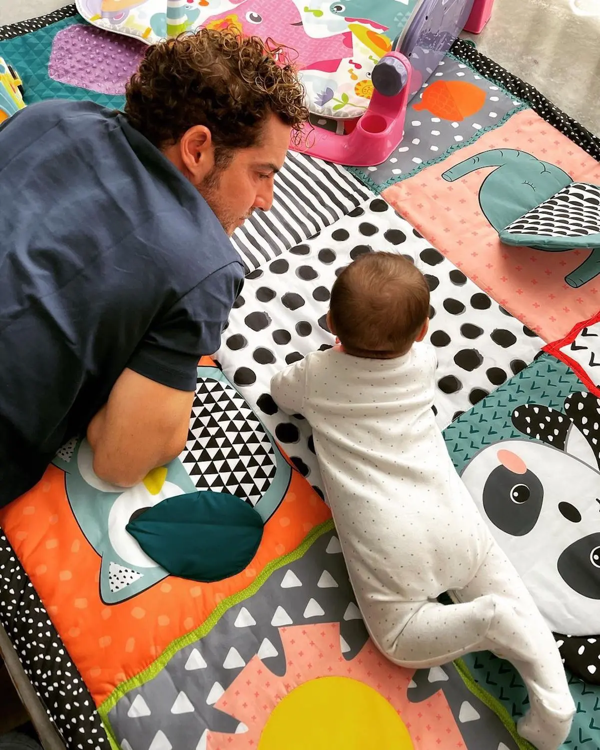 David Bisbal con su hijo 9