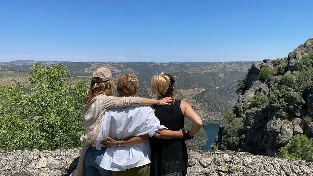 Emma junto Pilar y Uxue, dos de sus pilares.