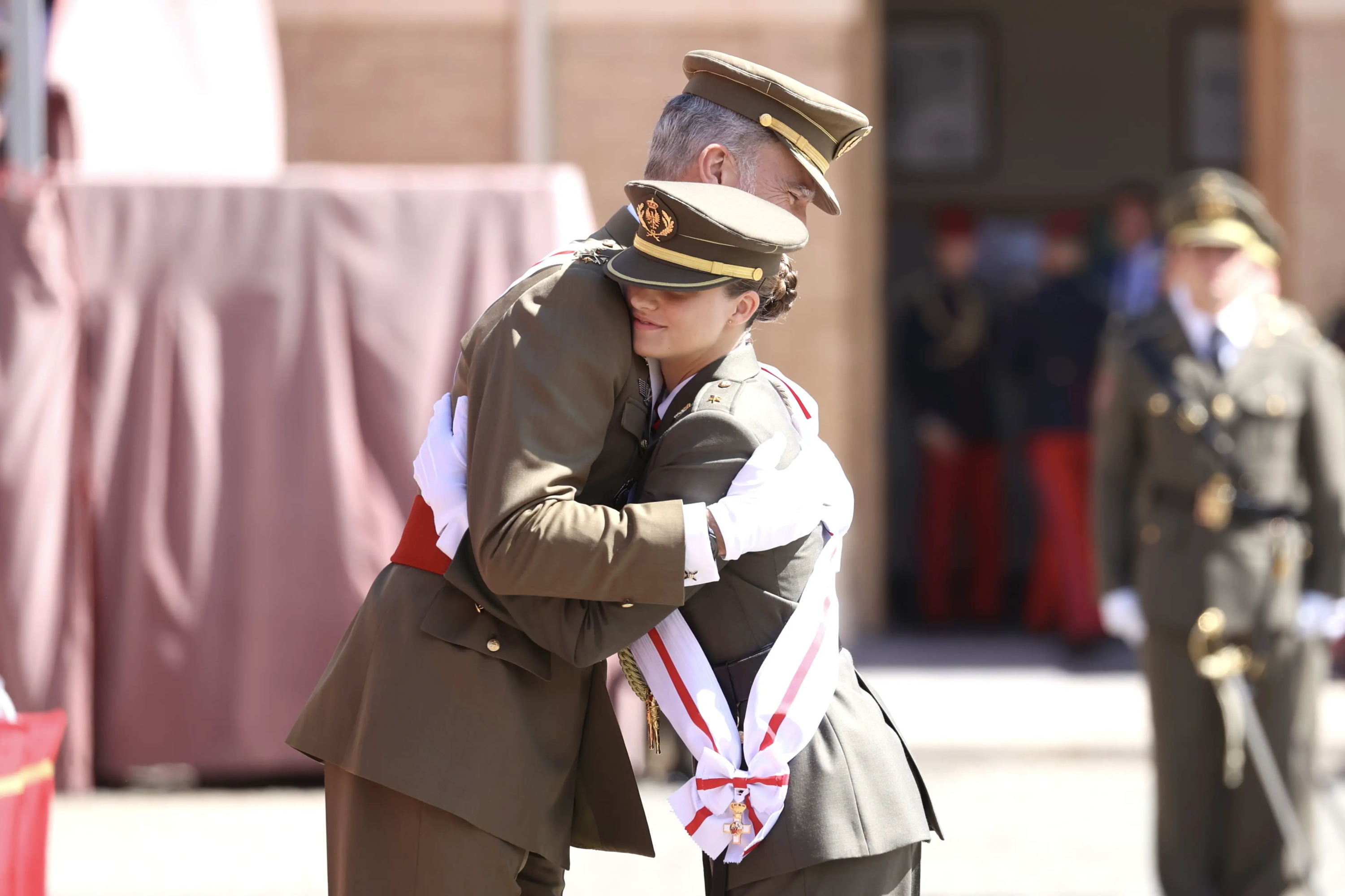 La Princesa y su padre, el Rey, se fundieron en un emotivo abrazo durante el acto oficial.