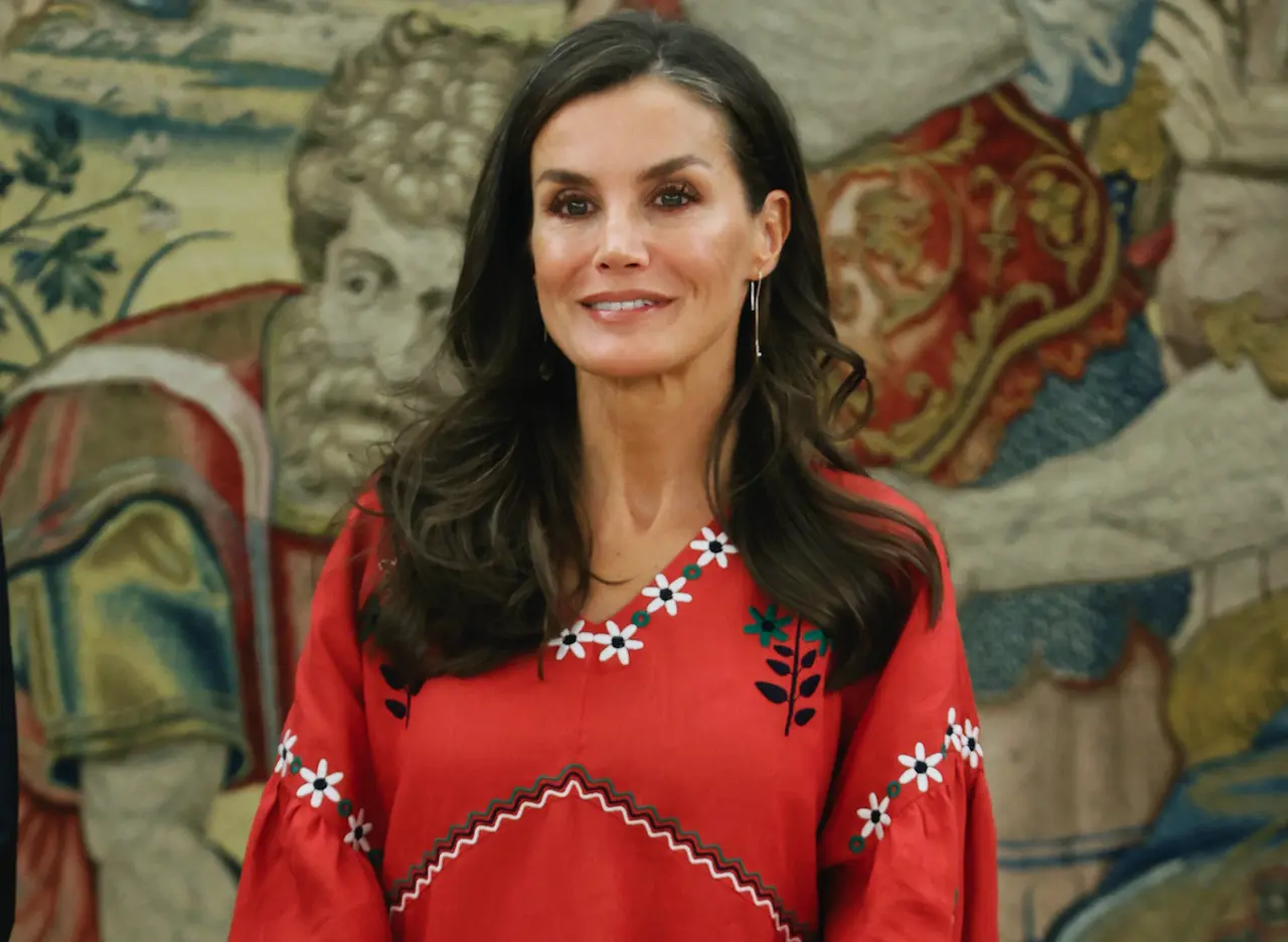 La reina Letizia viraliza unas zapatillas de marca española.