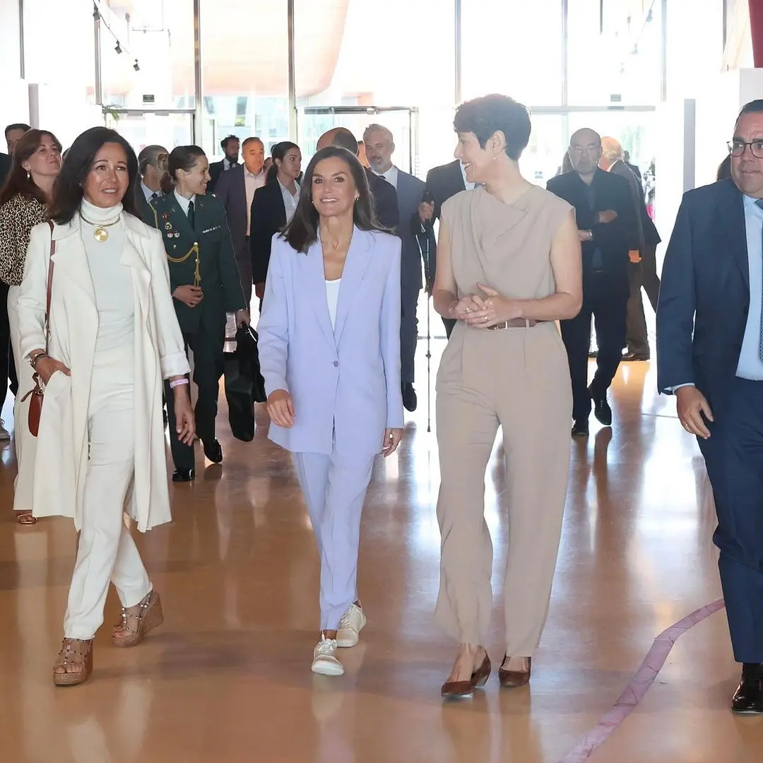 La Reina ha aparecido en diversas ocasiones con las zapatillas.