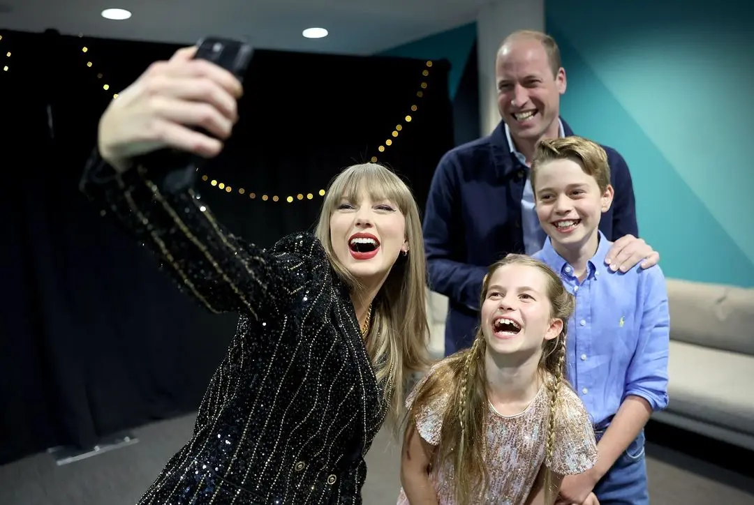 El príncipe Guillermo junto a sus hijos mayores en el concierto de Taylor Swift.