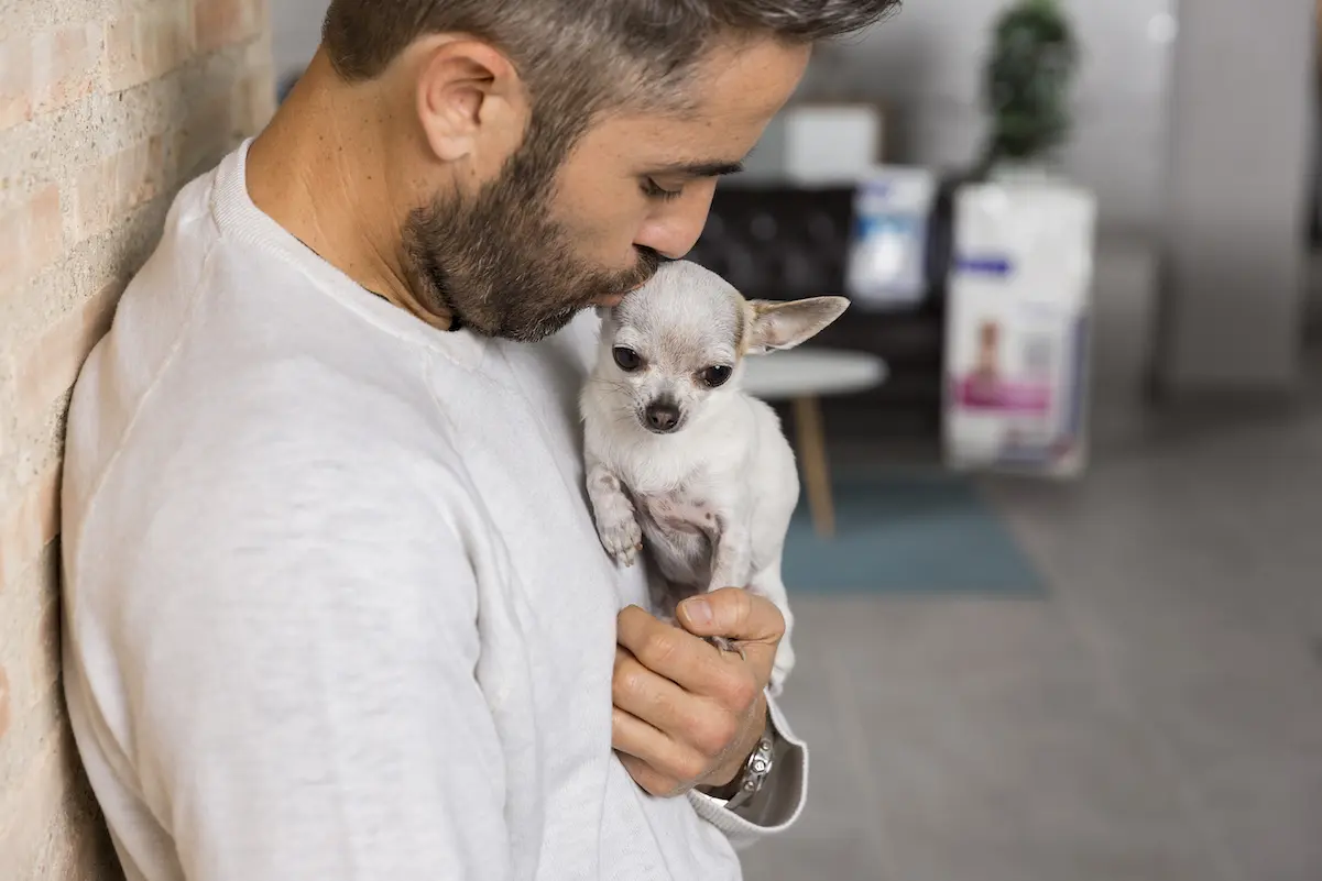 ROBERTO LEAL CON SU PERRO