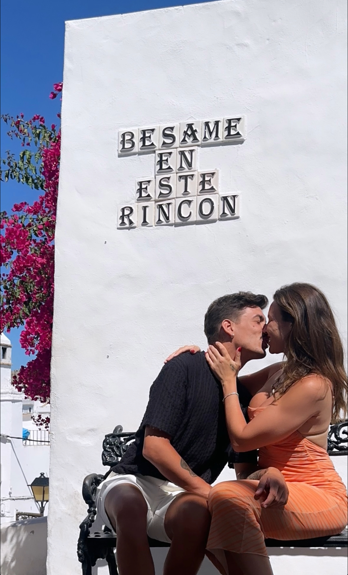 La pareja ha protagonizado un beso de película bajo el tradicional cartel.