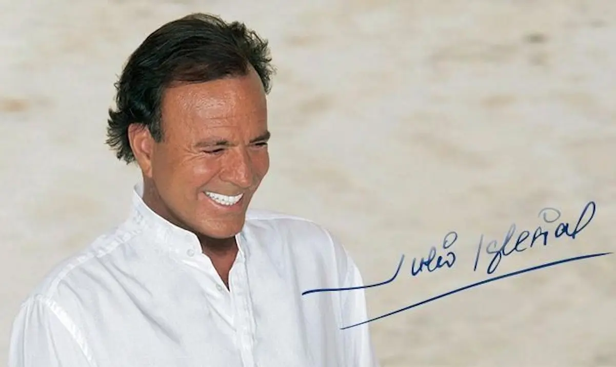 Julio Iglesias firma