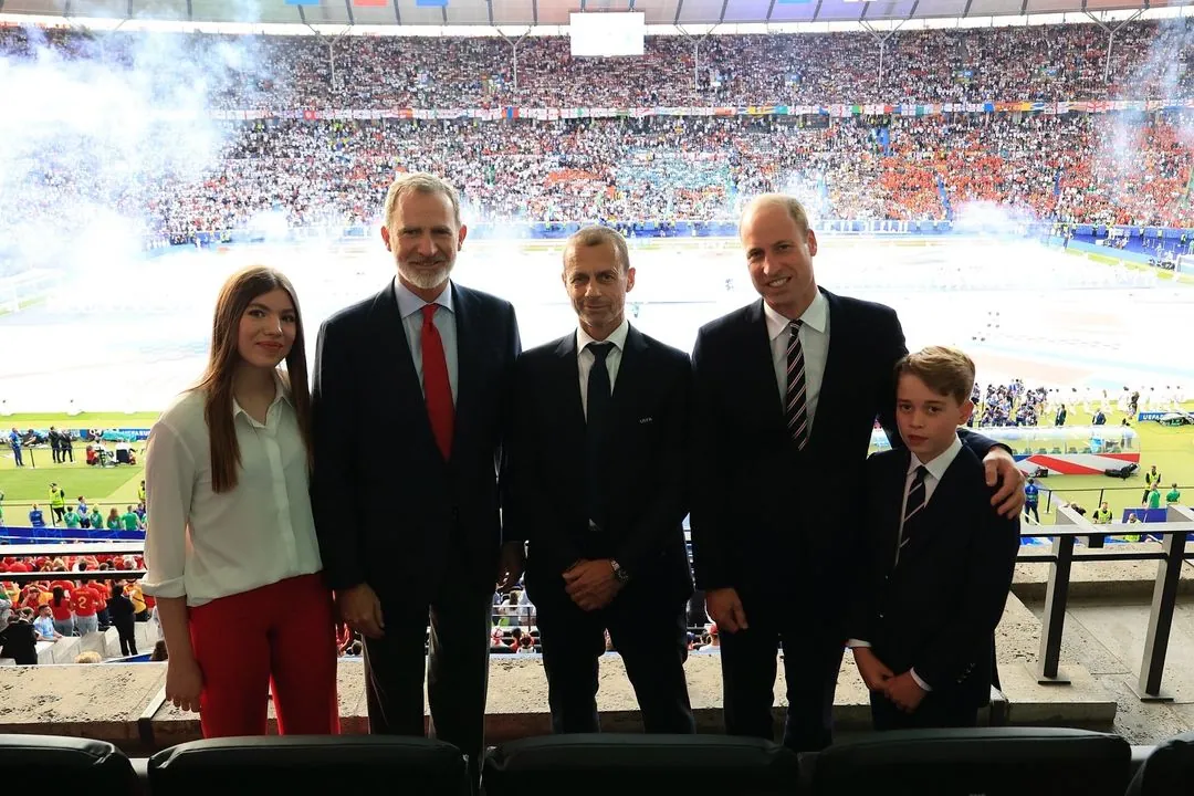 El rey, la infanta Sofía, el Príncipe Guillermo y su hijo George antes de empezar el partido final de la Eurocopa.