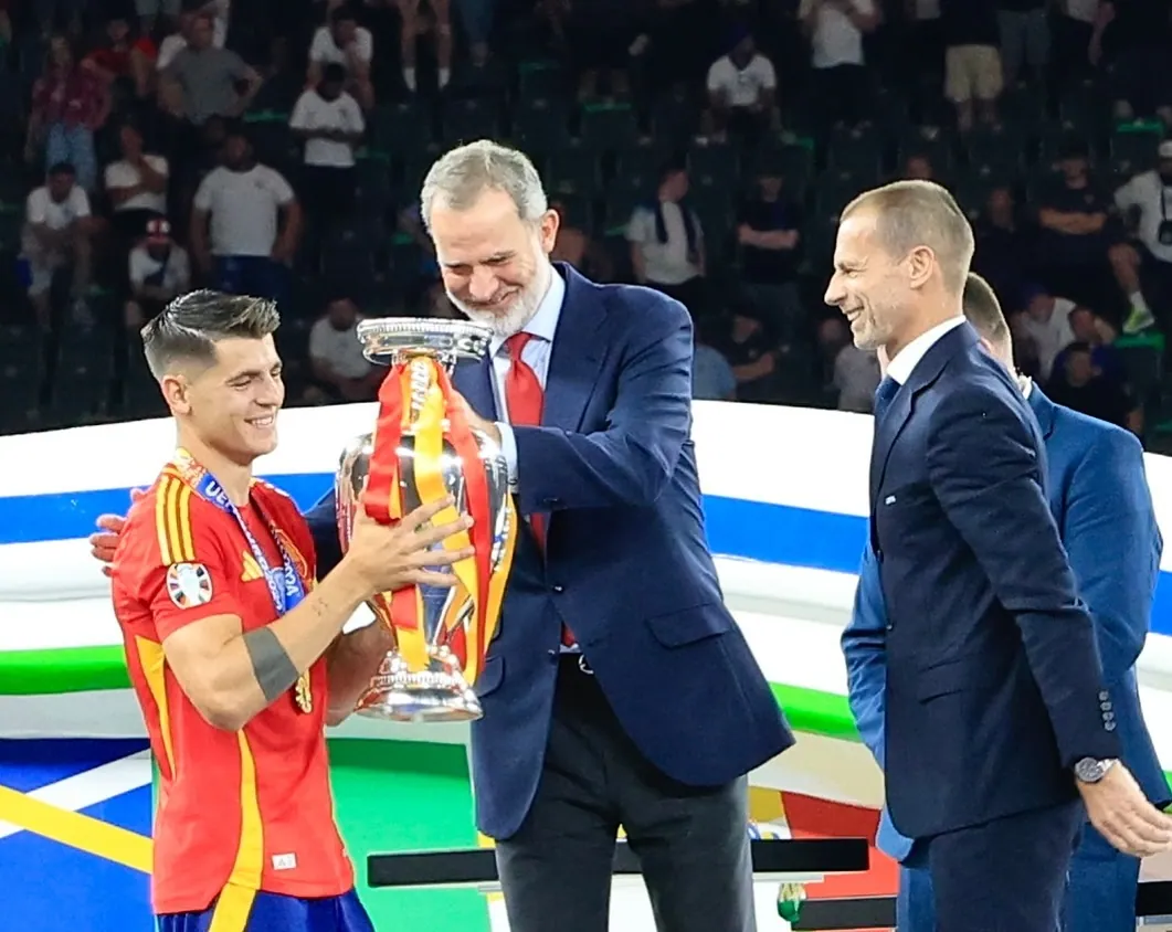 El rey entregando la copa a Álvaro Morata, capitán de la 'roja'.