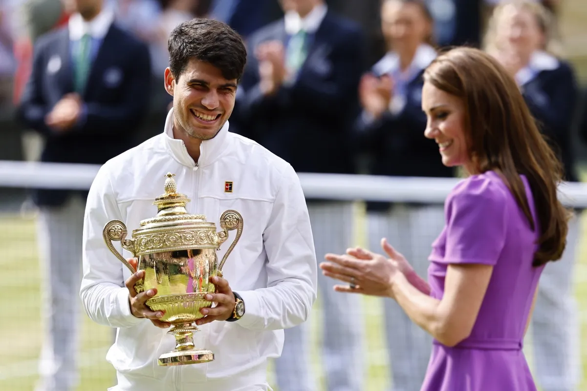 Carlos Alcaraz recoge el trofeo de manos de Kate Middleton.