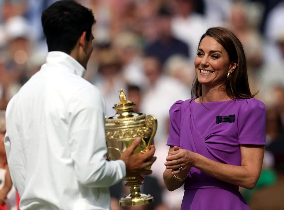 Kate Middleton sonríe a Carlos Alcaraz.