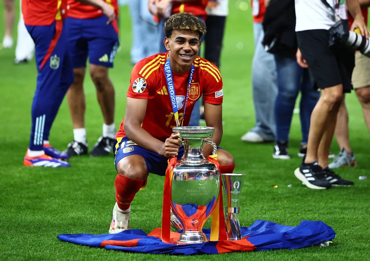 Lamine Yamal con el trofeo de la Eurocopa.