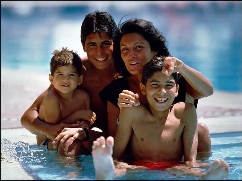 Julián Contreras Jr. con su madre y sus dos hermanos.