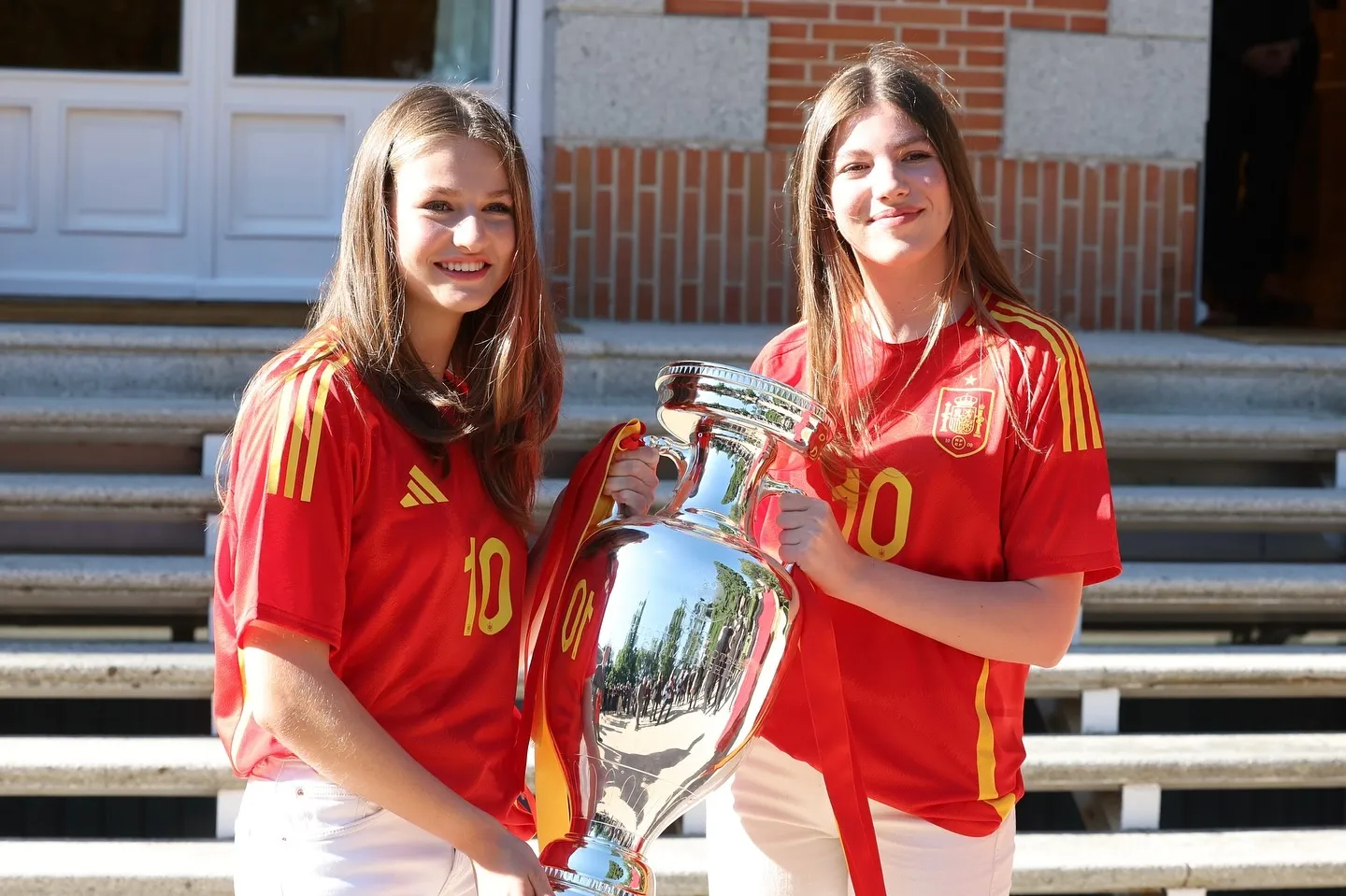 Leonor y Sofía, ayer con el trofeo de la Eurocopa en la Zarzuela.