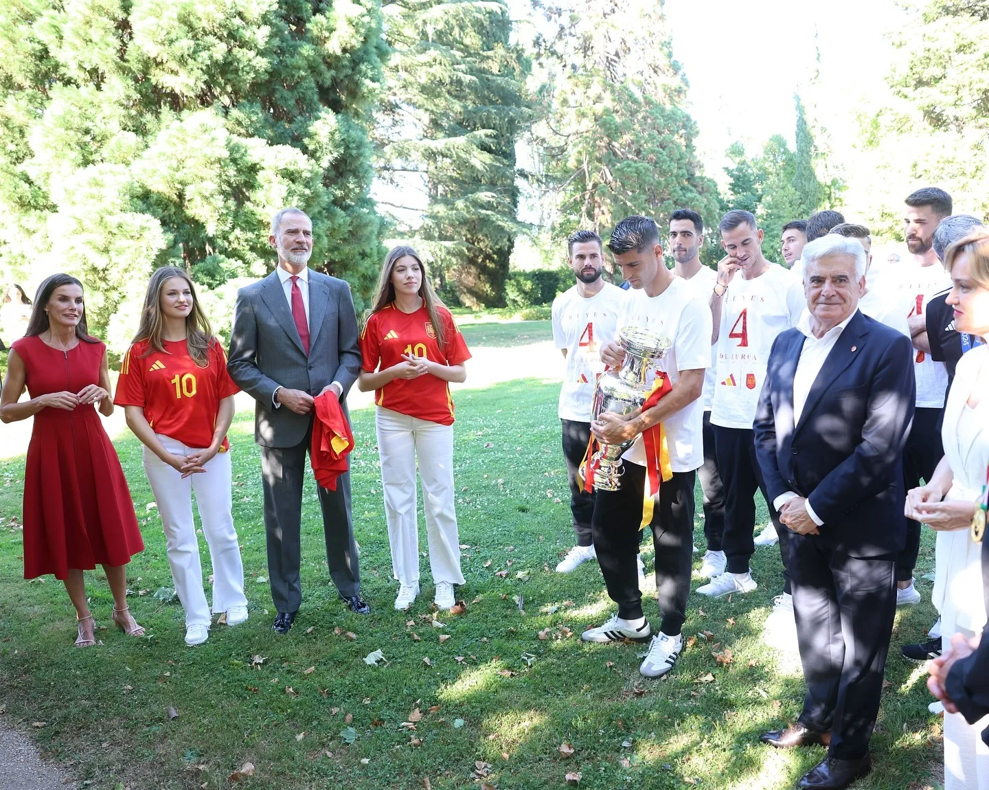 La Selección Española con los reyes y sus hijas.