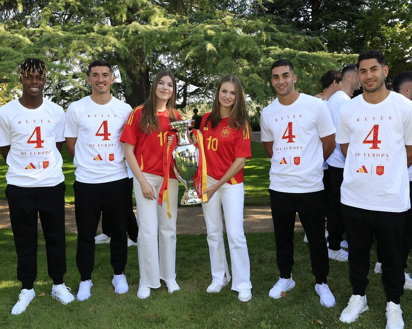 Leonor y Sofía, con parte del equipo.