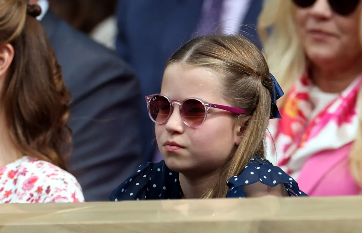 La princesa Charlotte con gafas de sol.