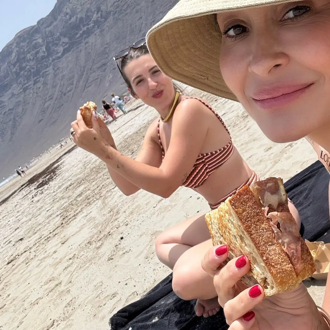 Alba Díaz junto a su madre en la playa.