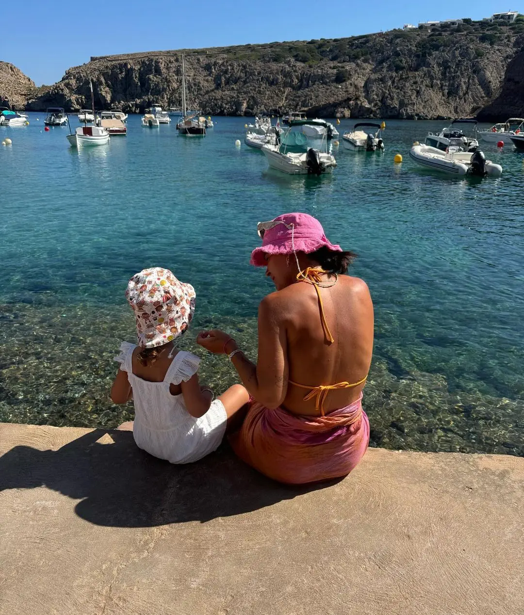 La hija de Laura y Risto ha llegado a Menorca con la madre de la influencer.