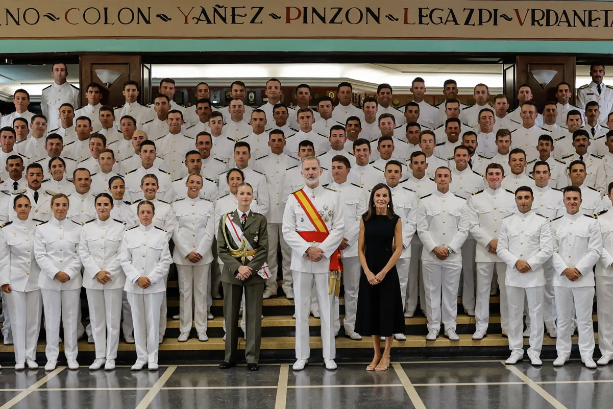 Los reyes y Leonor con los nuevos oficiales de la Armada Española.