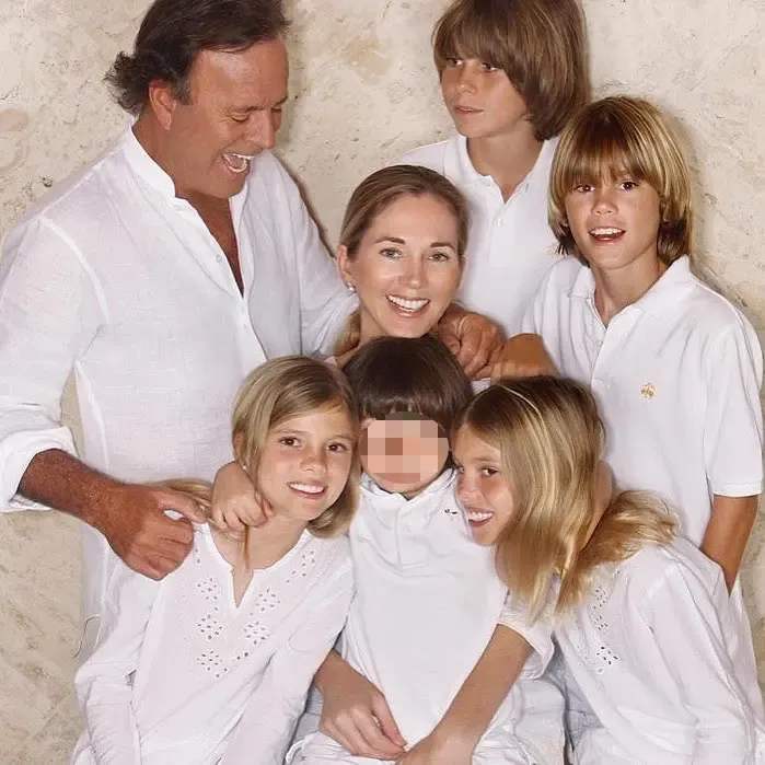 Fotografía de archivo de Julio y Miranda con sus cinco hijos: Miguel Alejandro, Rodrigo, las gemelas Victoria y Cristina y Guillermo