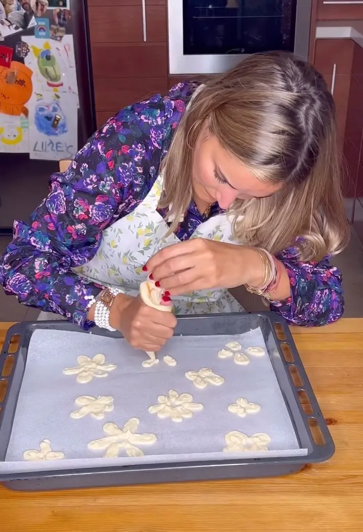 Alba Carrillo cocinando en su casa y preparando un rico postre.