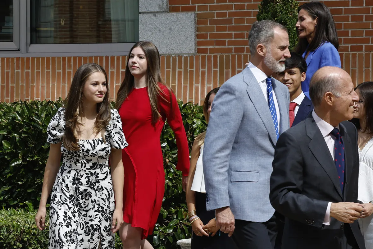 La infanta Sofía y la princesa Leonor durante un acto en la Zarzuela.