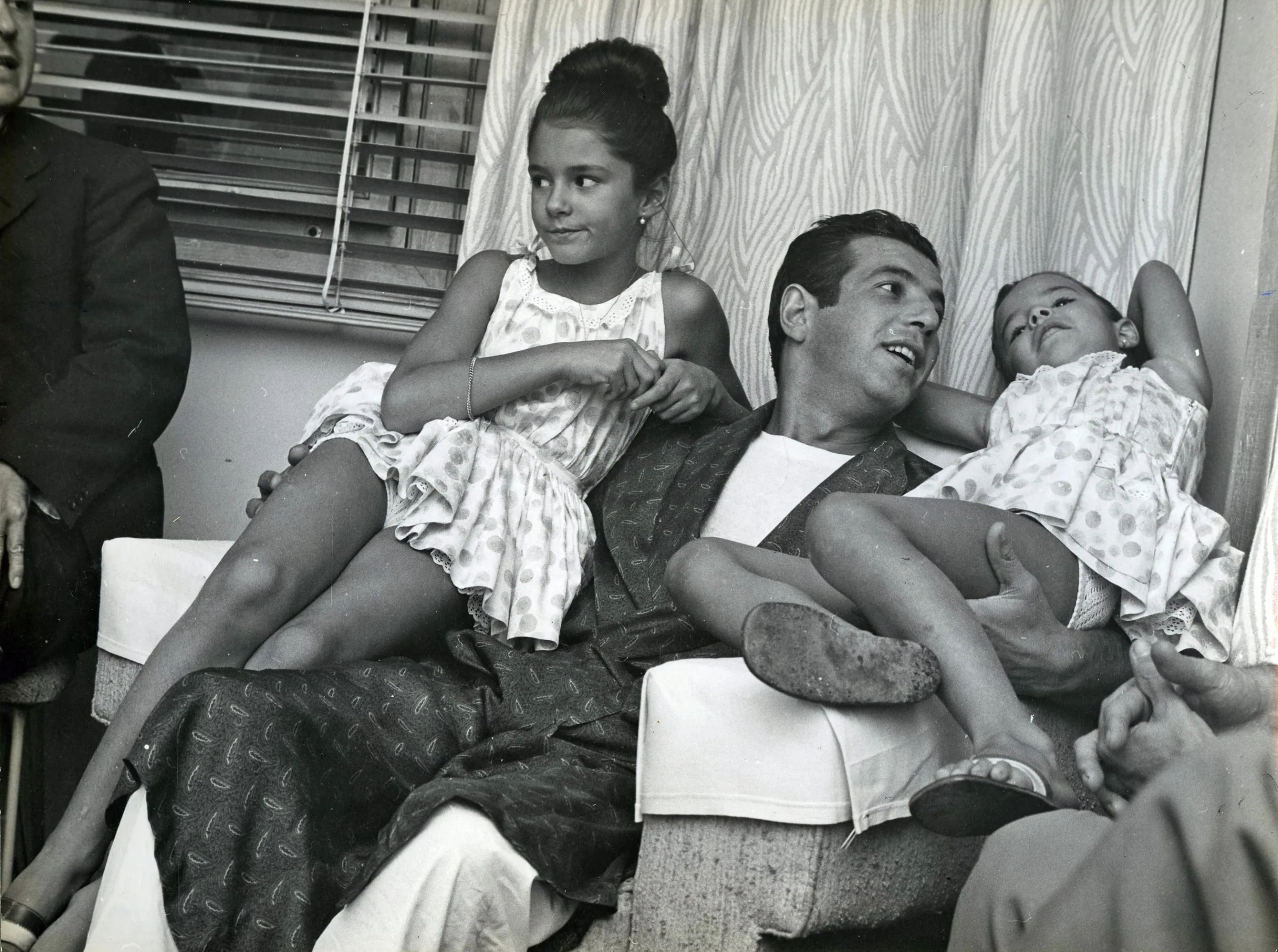 Antonio Ordóñez con sus hijas, Belén y Carmen.