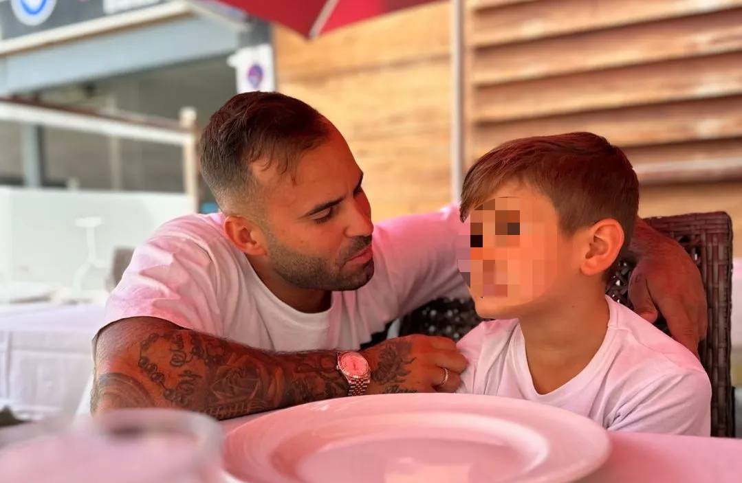 Jesé Rodríguez con su hijo.