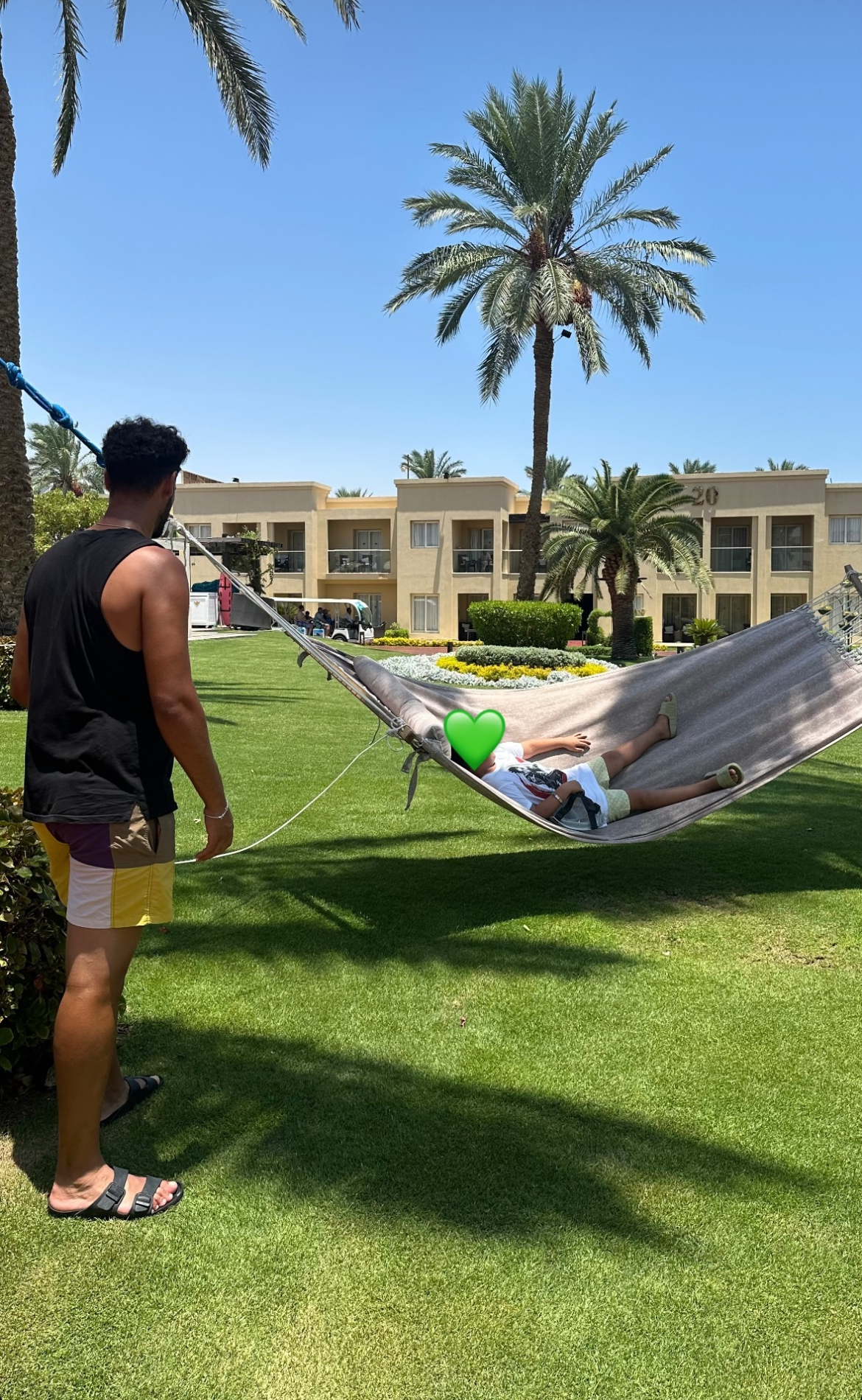 La familia está aloja en un hotel de lujo con todo tipo de actividades.