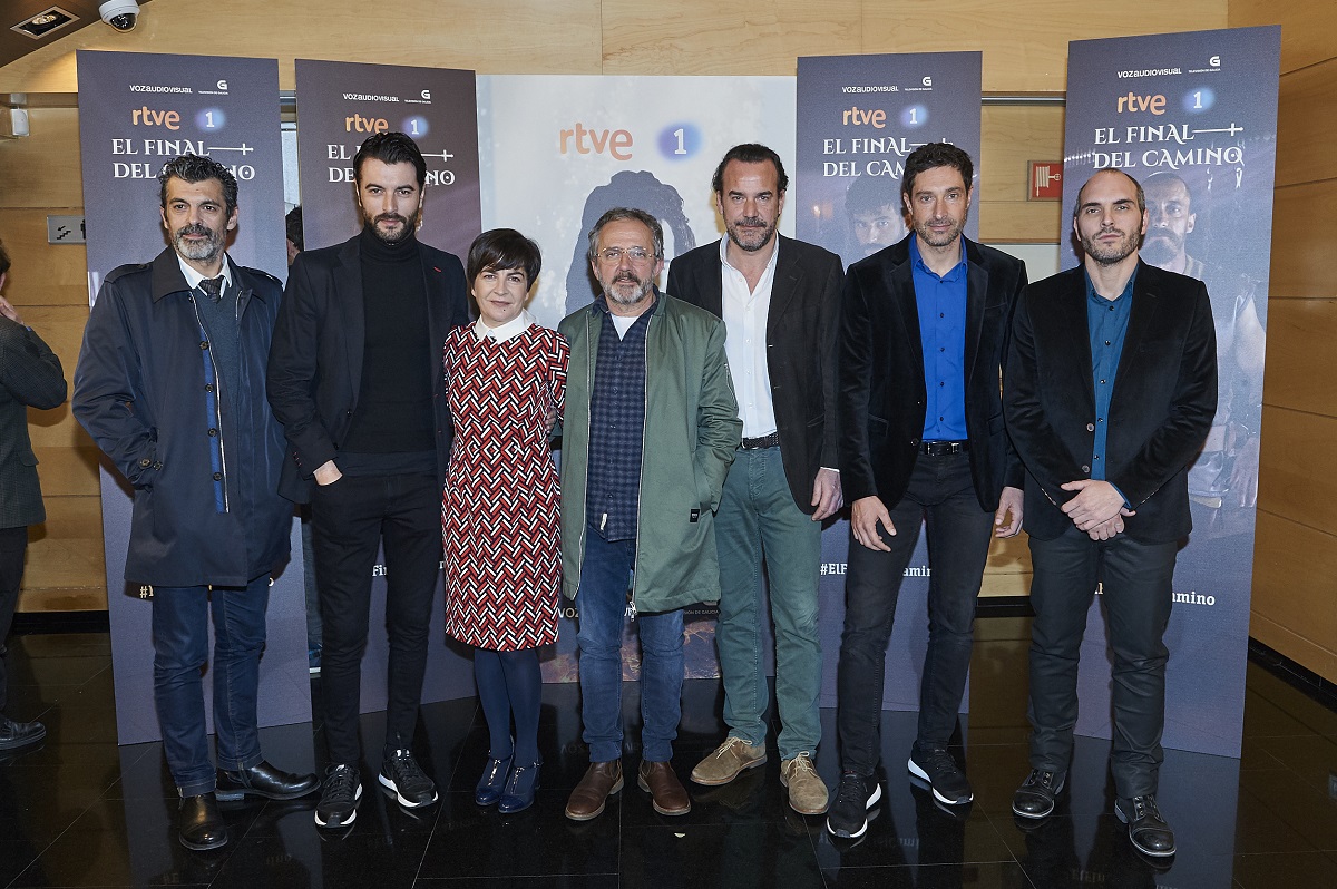 Xabier Deive (izq.) junto a sus compañeros de la serie 'El final del camino'.