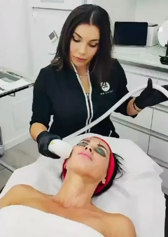 Imagen de archivo de Olga Moreno realizándose un tratamiento facial.