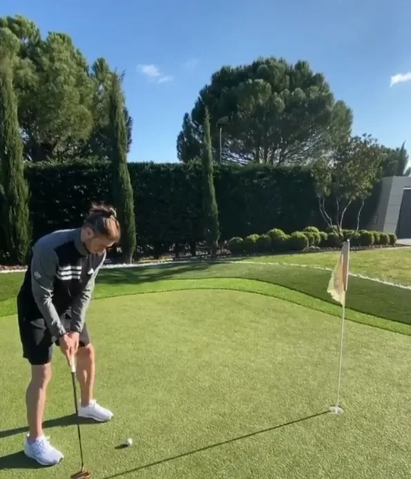 Gareth Bale jugando al golf en su antigua casa, ahora de Mbappé.