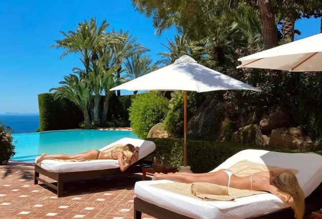 Victoria y Cristina Iglesias en la piscina de su casa de Marbella.