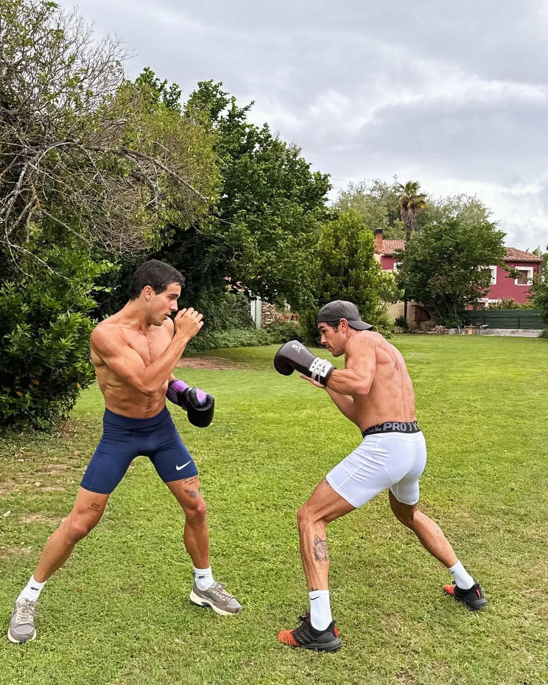 Óscar y su hermano boxeando.