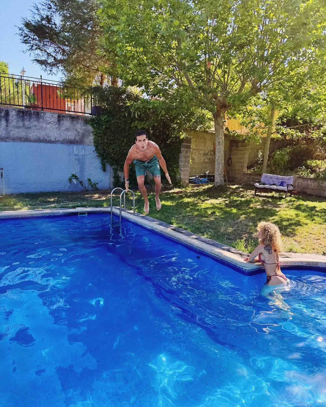 Óscar Casas tirándose a la piscina.