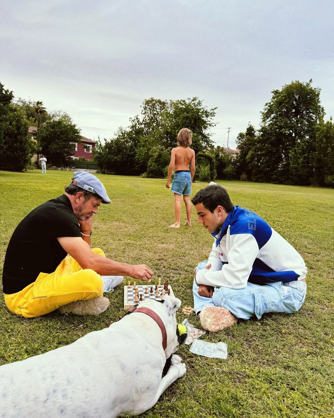 Padre e hijo jugando al ajedrez.