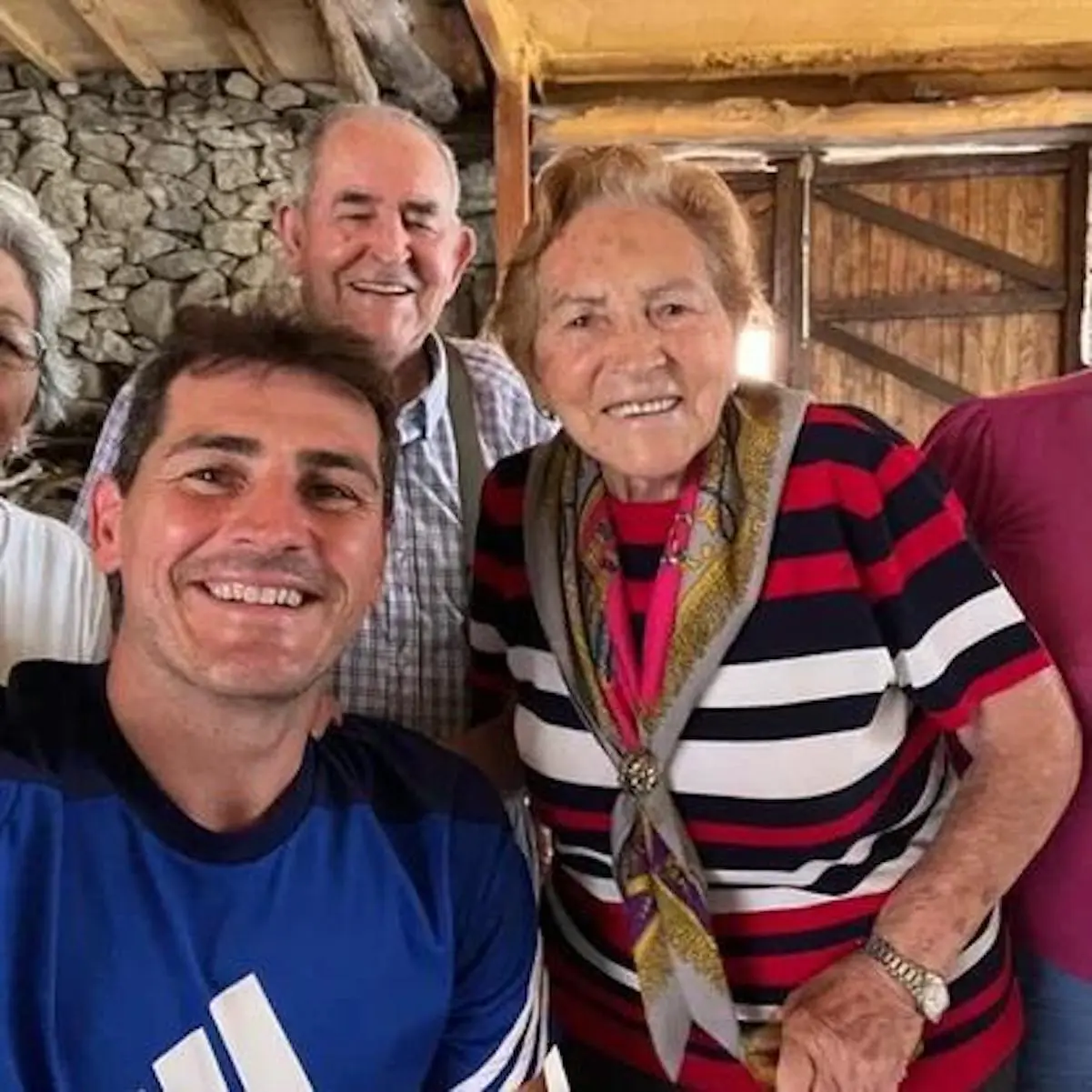 Iker Casillas con sus abuelos