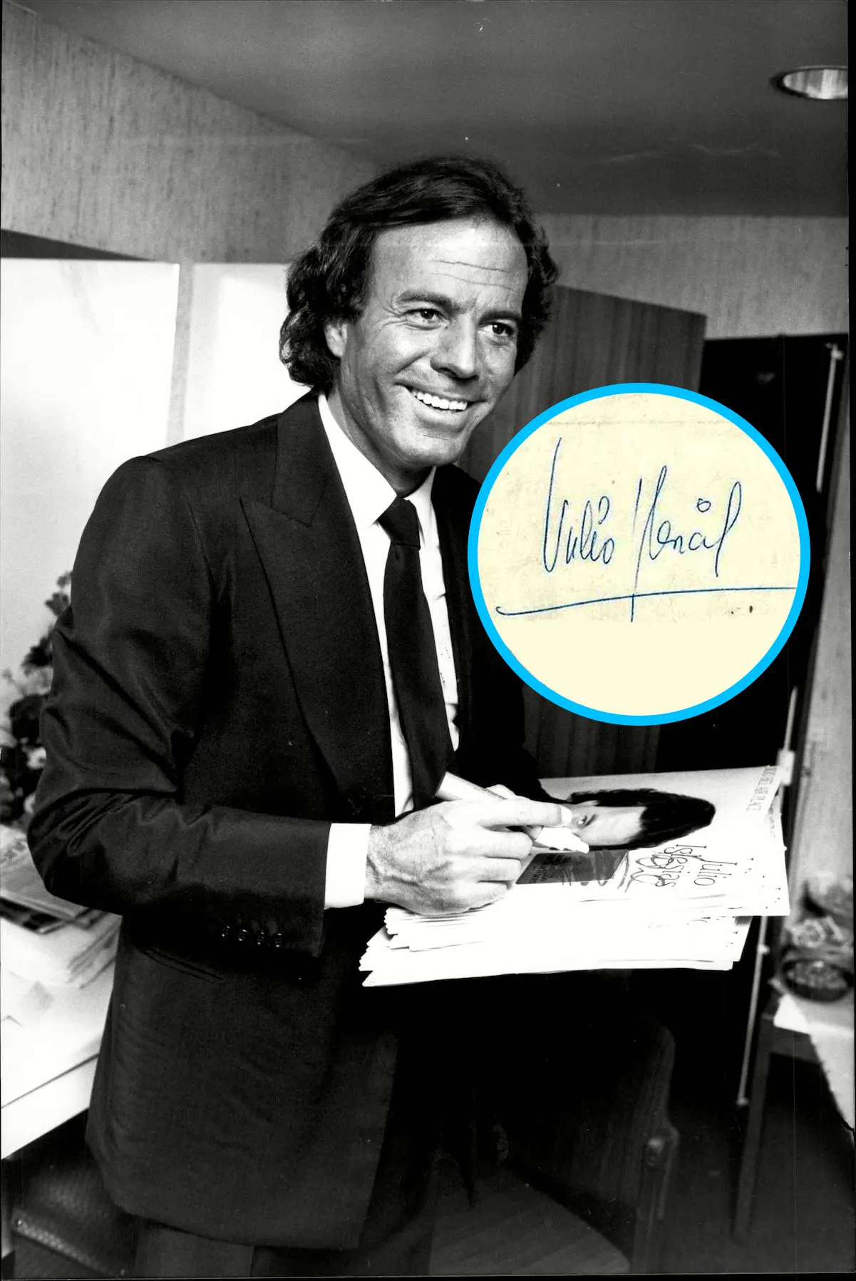 Julio Iglesias firma