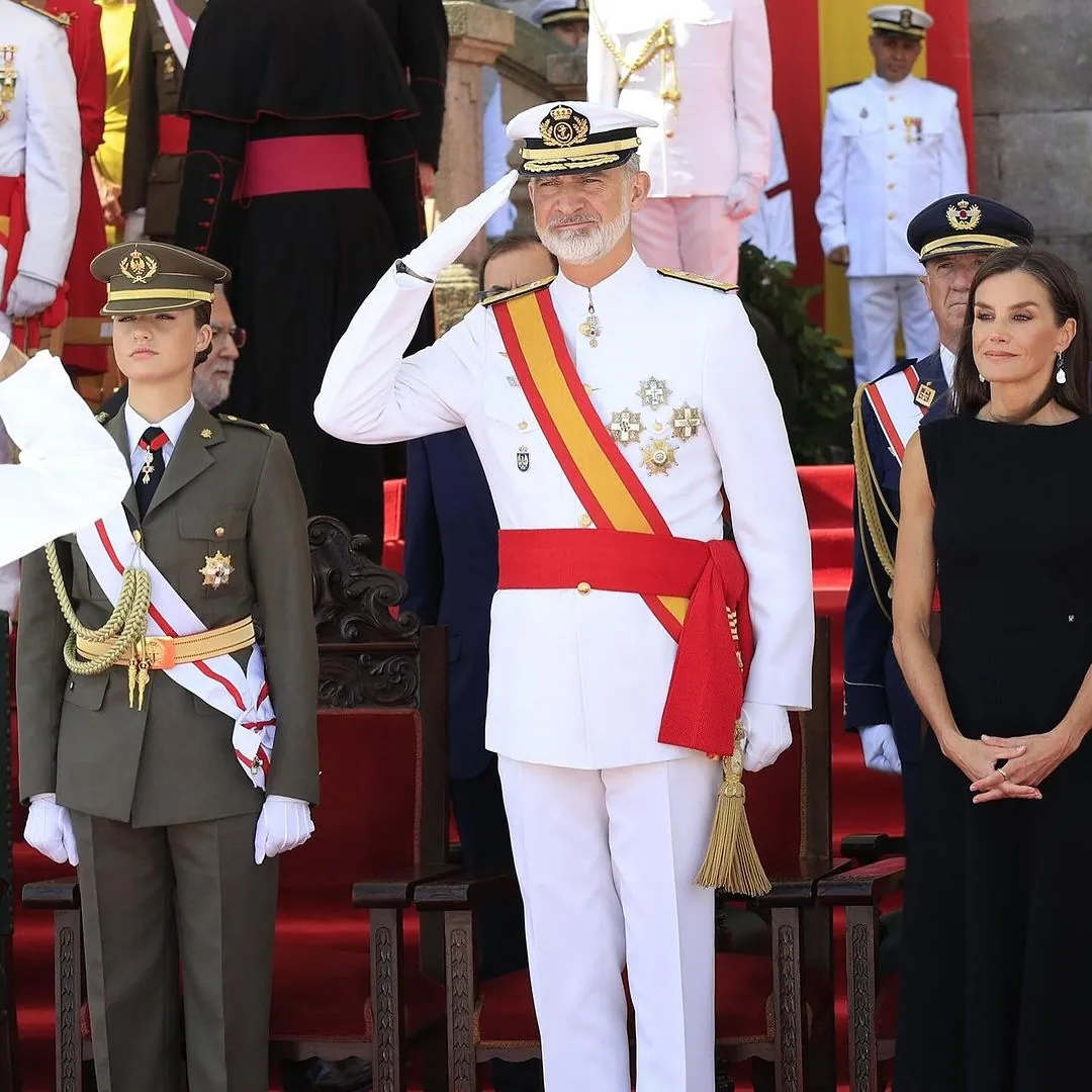 Los Reyes y la Princesa de Asturias presiden la jura de bandera y la entrega de Reales Despachos a los nuevos oficiales de la Armada en la Escuela Naval Militar de Marín.