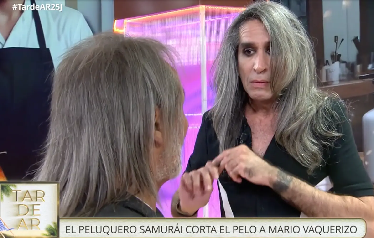 Mario Vaquerizo pelo - Mario Vaquerizo peluquero de la catana - Mario Vaquerizo corte de pelo en directo - El peluquero de la catana le corta el pelo en directo a Mario Vaquerizo -